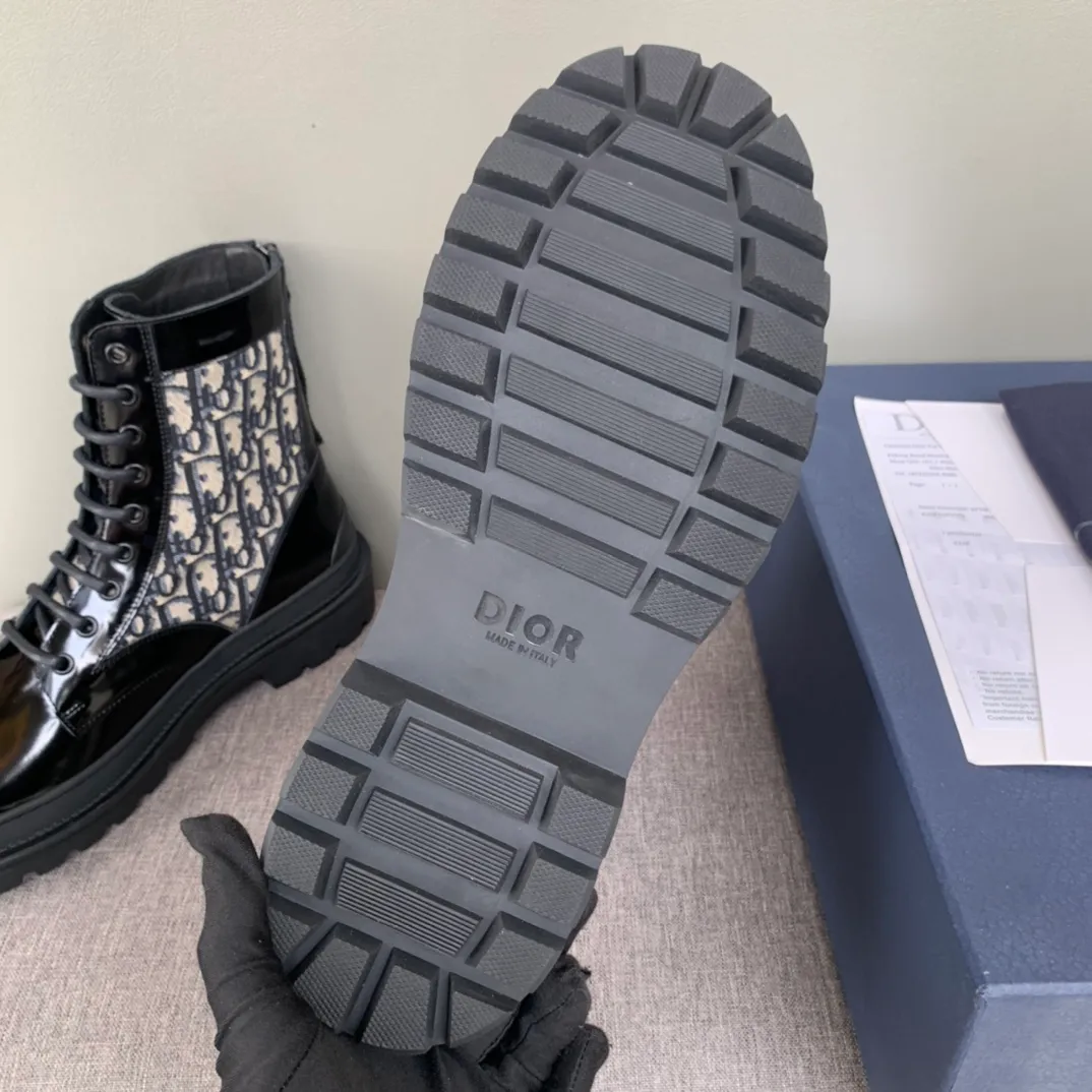 [DIOR] Top P: 920💰 Number of yards: 39~44 (38.45 custom-made, non-refundable) Dior Dior~ Winter series, original 1:1 development Casual men's leather shoes Made with heavy investment, shoes and boots are made of imported cowhide + imported Dior special fabric Not easily deformed black cowhide lining Dior large hardware inlay Original TPU vacuum outsole, black cowhide Black open edge beads Military green suede Black suede Khaki suede leather is crafted by a large factory, and the perfect product is only prepared for you who know your taste! Any comparisons are welcome.